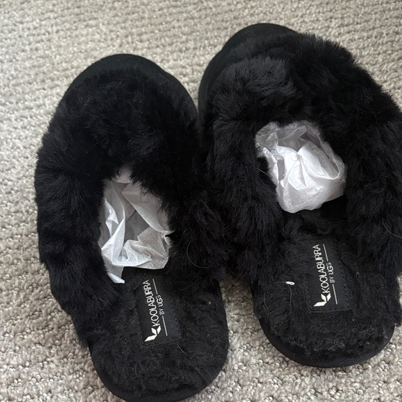 NWT Koolaburra by Ugg Black Slippers with Fur Lining - Picture 3 of 3
